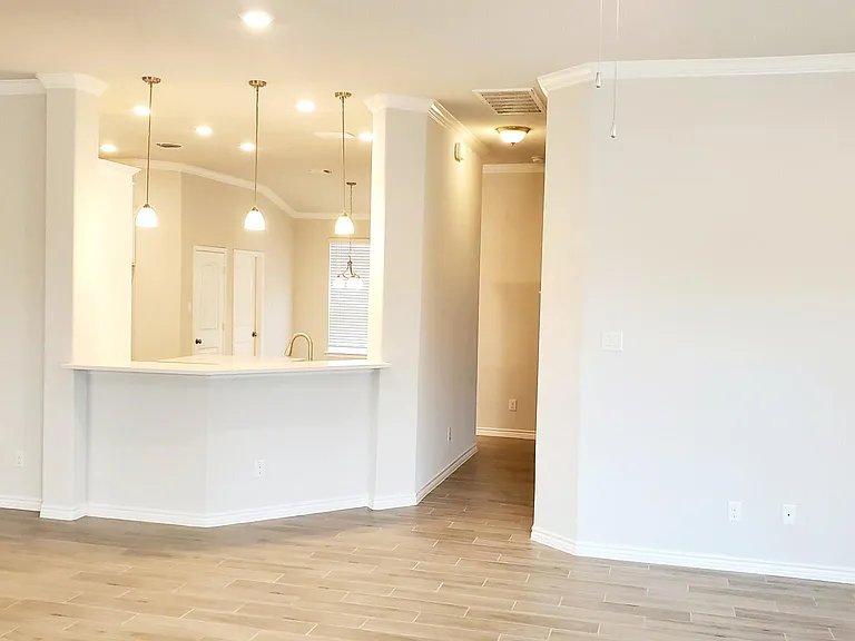 705 Lister Dr — Photo 4
