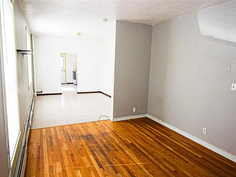317 W Spruce St — Photo 3