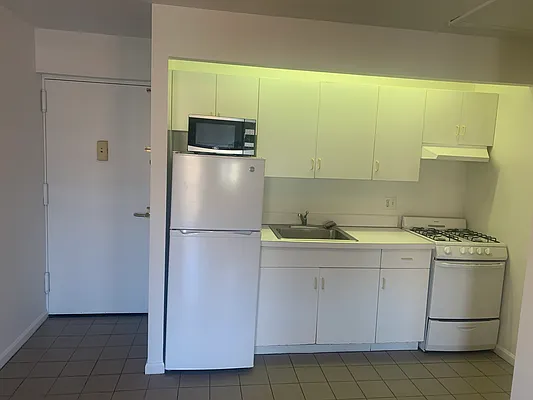 Rented by 18 REALTY | media 11