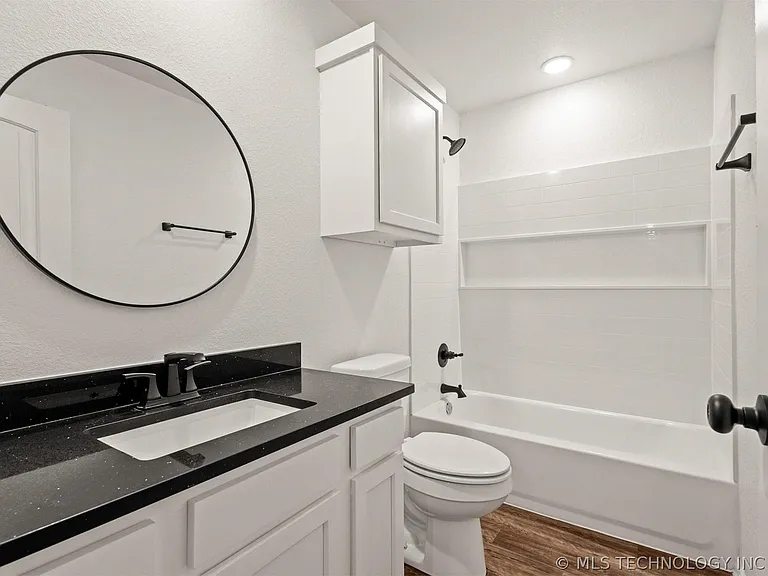 407 E Jones St — Photo 9
