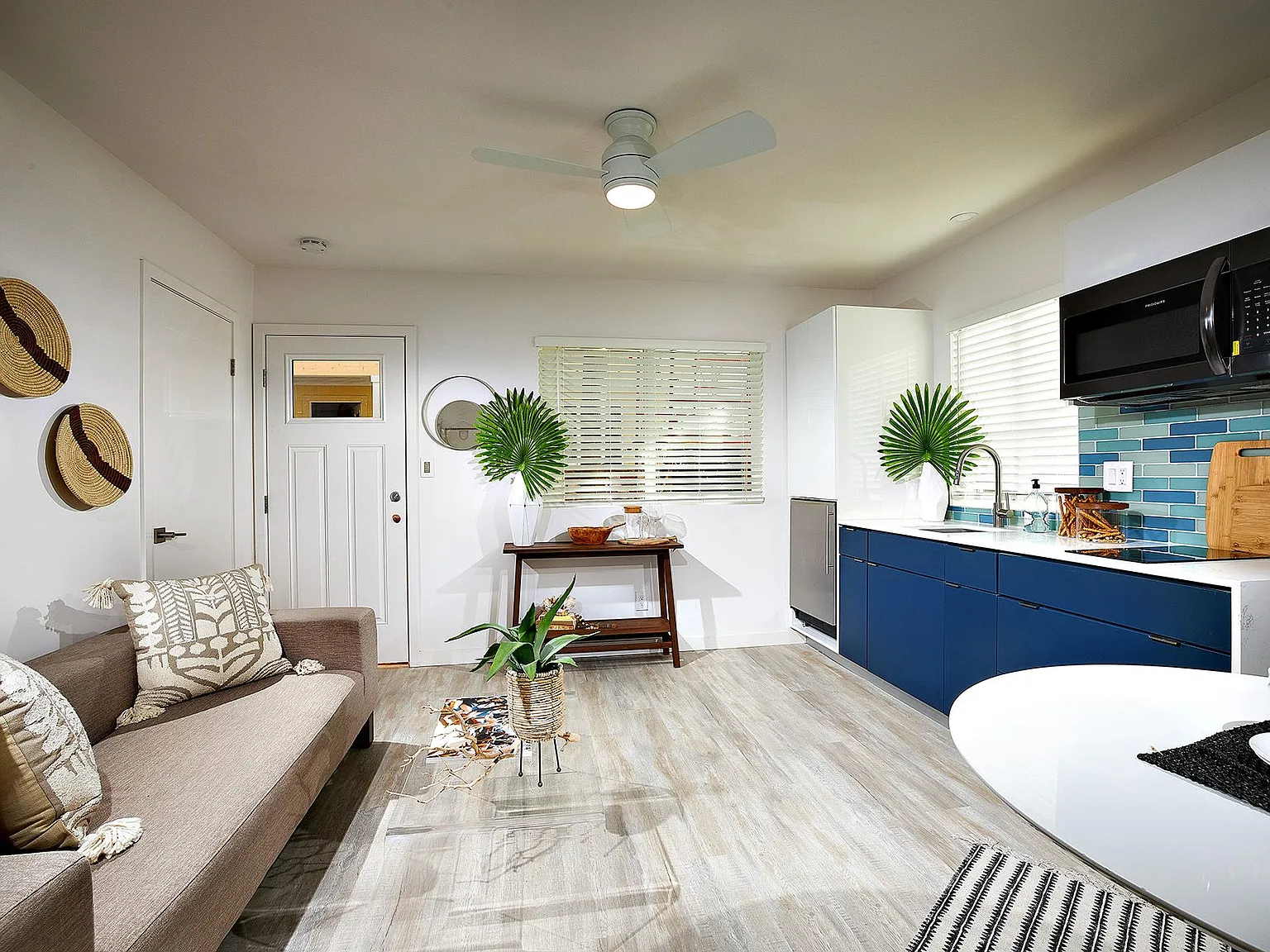 Newly Renovated Community 2 Blocks From The Beach! — Photo 4