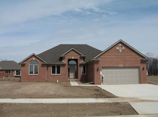35943 Cascade Dr, New Baltimore, MI