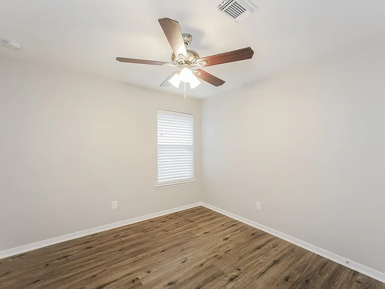 8011 Thorncroft Manor Ln — Photo 15