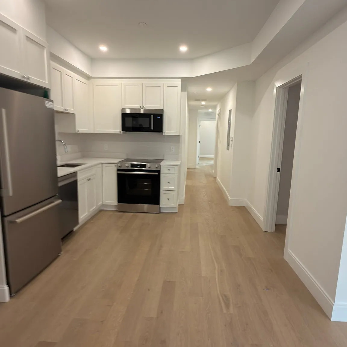 5 bed, 2.0 bath, 1400 sqft, $6,245 — Photo 4