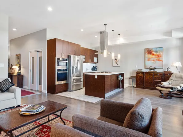 10 Chapel St #403, Nanaimo, BC V9R 5H2