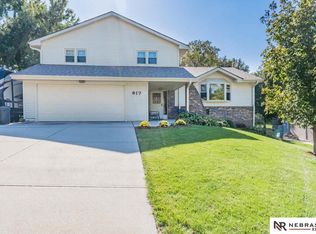 917 Crest Rd, Papillion, NE 68046