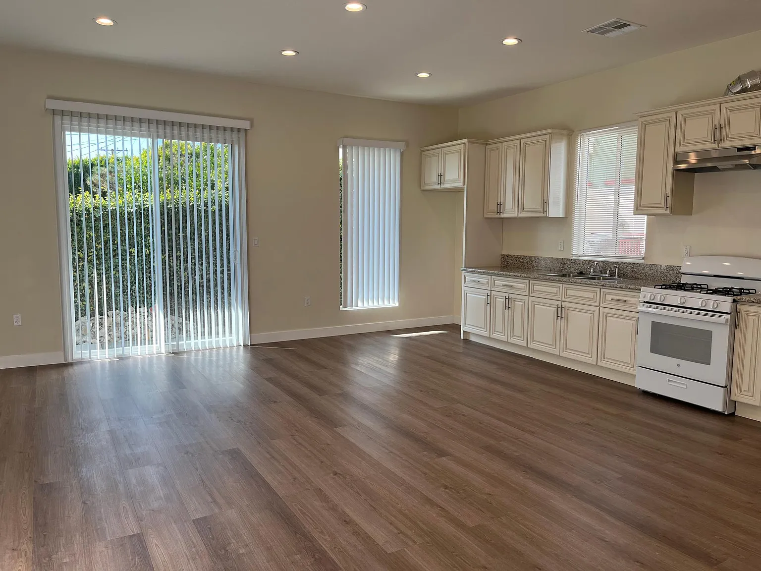 1049 Raymond Ave — Photo 2