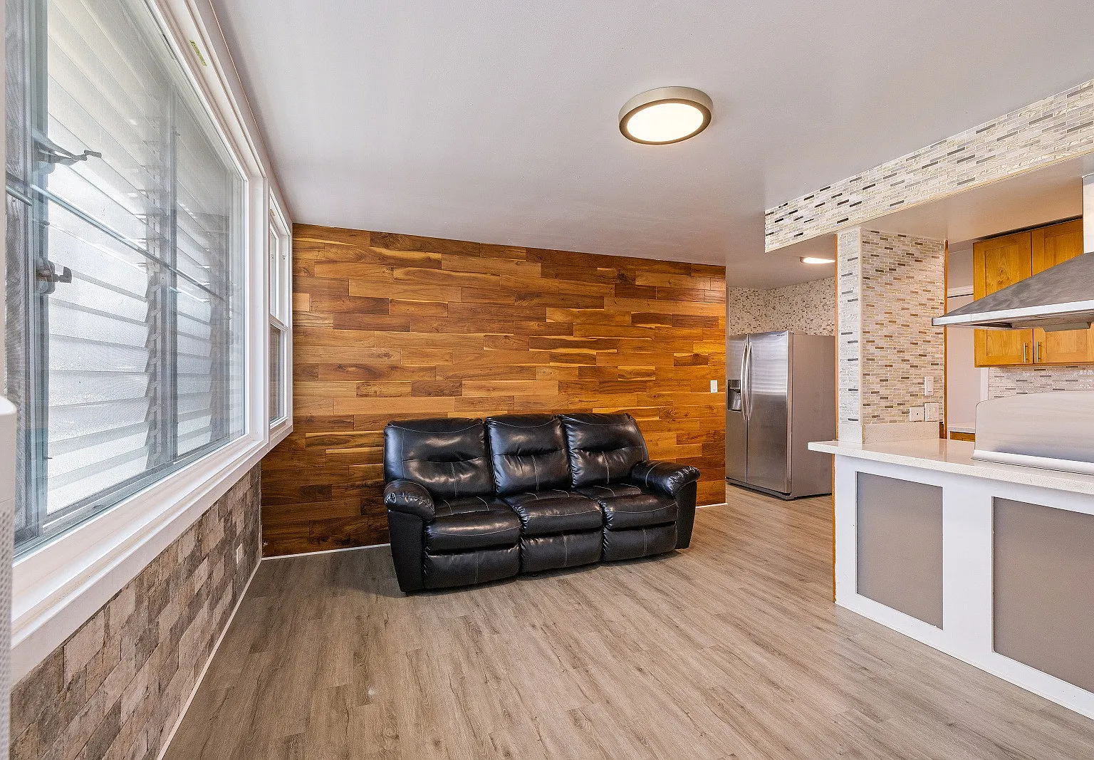 2 Bed / 1 Bath 1 Parking , Community Pool , Electricity, Water, Sewer & Gas Included, Secured Bui... — Photo 4