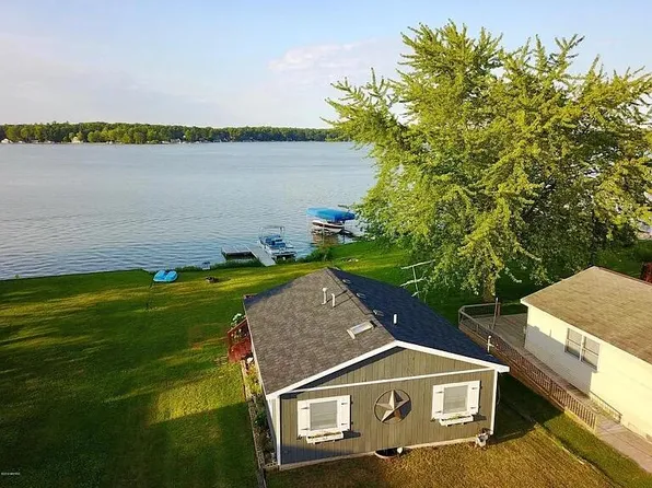 863 E Hess Lake Dr, Grant, MI 49327