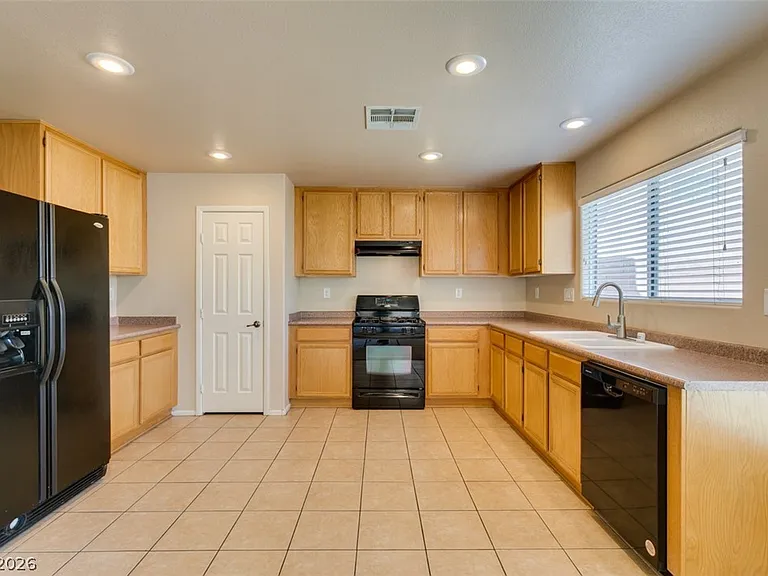 186 Gilliflower Ave #0 — Photo 21