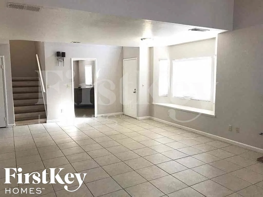 3 bed, 2.5 bath, 1679 sqft, $2,340 — Photo 3