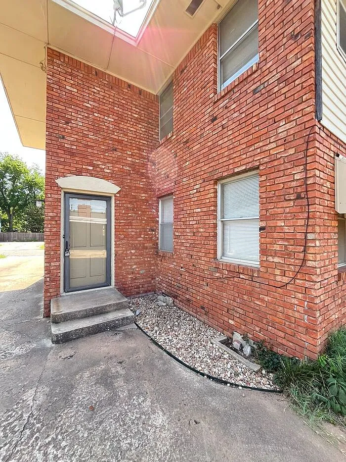 2 bed, 1.5 bath, 1343 sqft, $1,095 — Photo 1