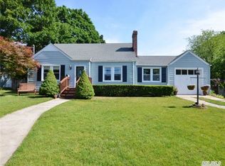 47 Willis St, Northport, NY 11768