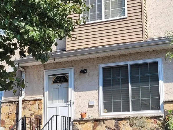 27 Sky Ln, Staten Island, NY 10304