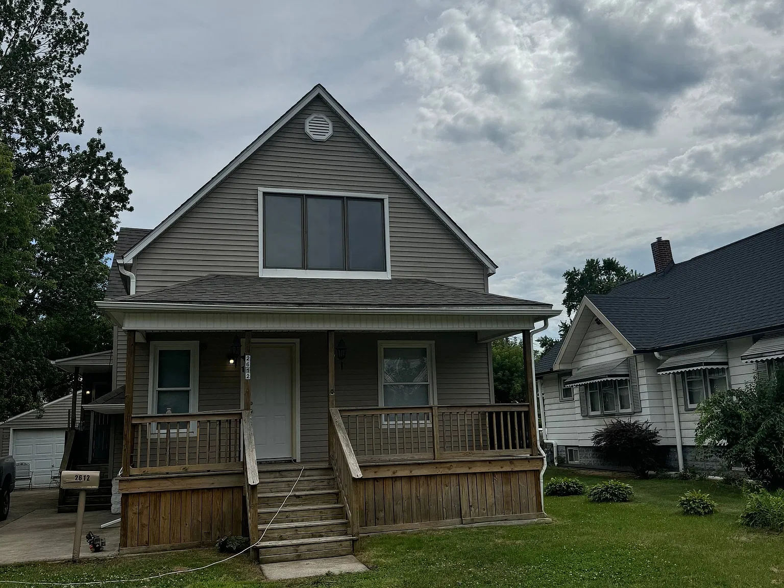 Recent complete renovation, park across the street, close to river, hwys, shopping, rests and trans. — Photo 3
