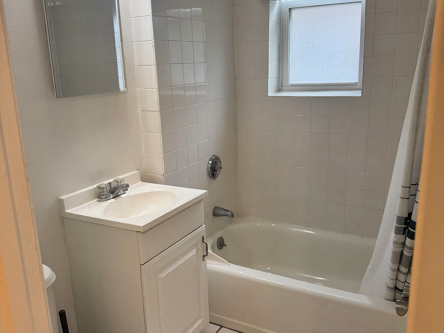 2 bed, 1.0 bath, $3,450 — Photo 2