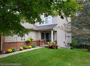 2500 Woodcliff Trl, Hartland, MI 48353