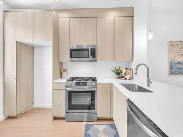 1207 N Watts St, Portland, OR 97217