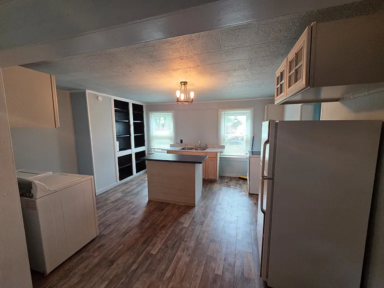 208 E Liberty St — Photo 5
