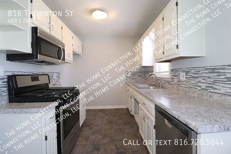 Spacious home with garage and fenced yard - Liberty schools! — Photo 3