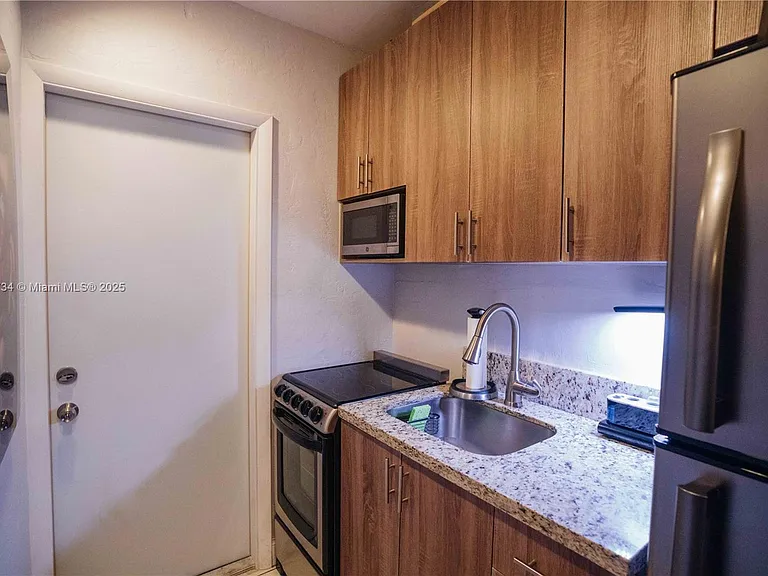 7901 SW 64th Ave #6 — Photo 11