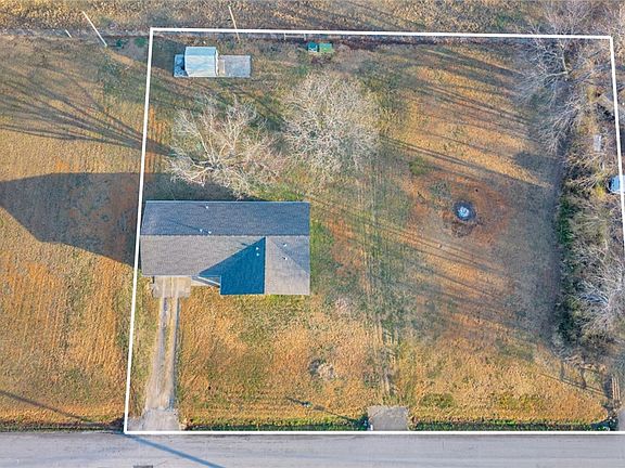 2nd image of 215 Oakcrest Rd