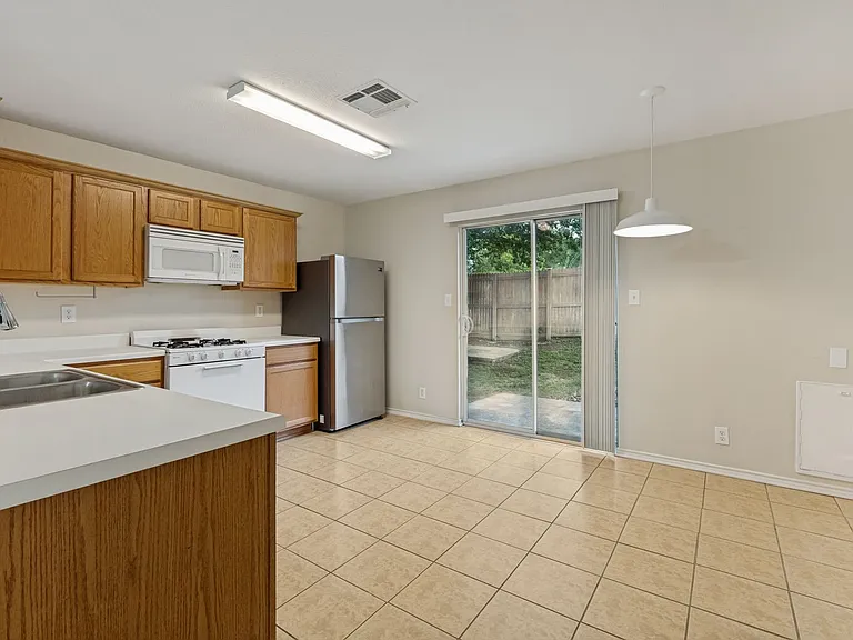 15918 Gino Park — Photo 14
