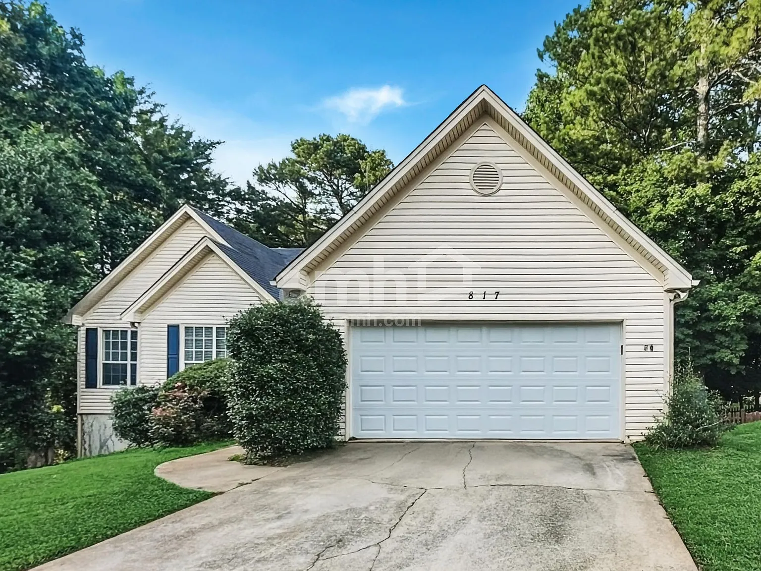 3 bed, 2.0 bath, 2763 sqft, $2,230 — Photo 1