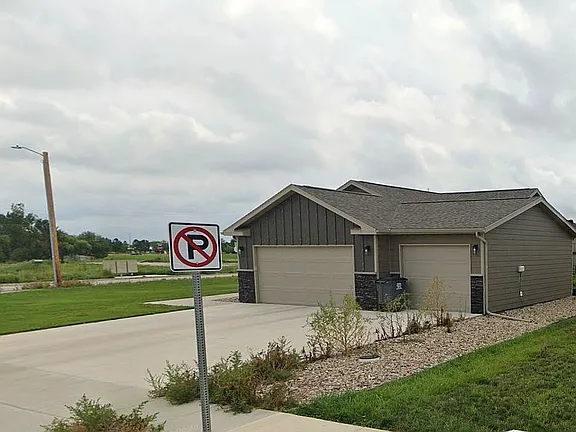 369 Spirit Dr — exterior photo