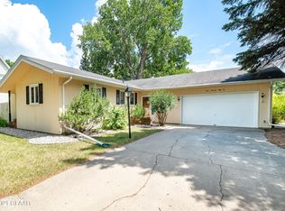 952 Darwin Dr, Grand Forks, ND 58203