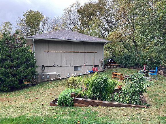 4th image of 411 NE Westwind Dr