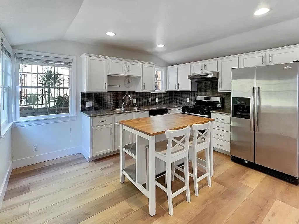 2 bed, 900 sqft, $3,800 — Photo 3
