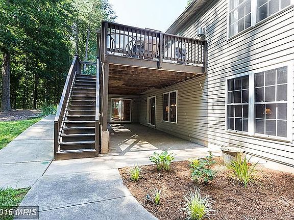 Right Side Walkway to back lawn