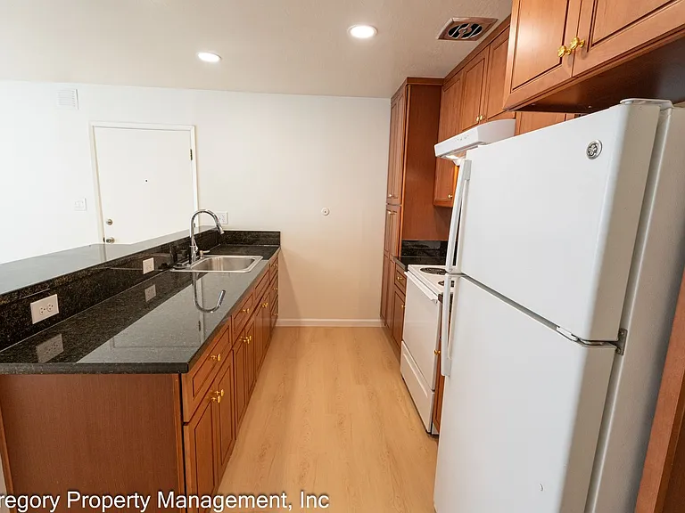 1525 Schiller — Photo 4