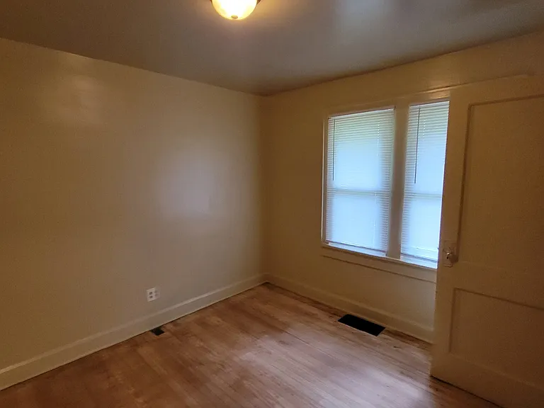 327 S Lockburn St — Photo 3