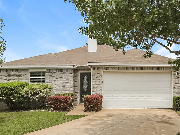 813 Huddleston Ct — Photo 1