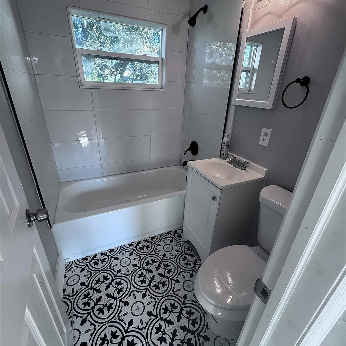 2 bed, 1.0 bath, 700 sqft, $1,100 — Photo 1