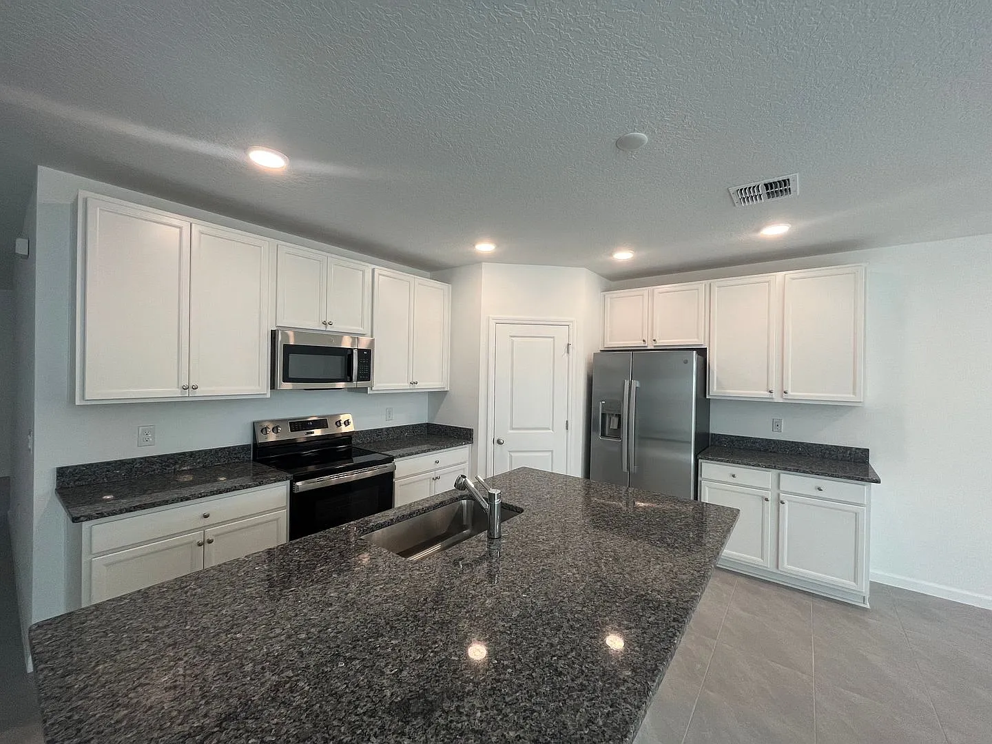 Almost Brand New Construction, 4 Bedrooms, 3 Car Garage! — Photo 2