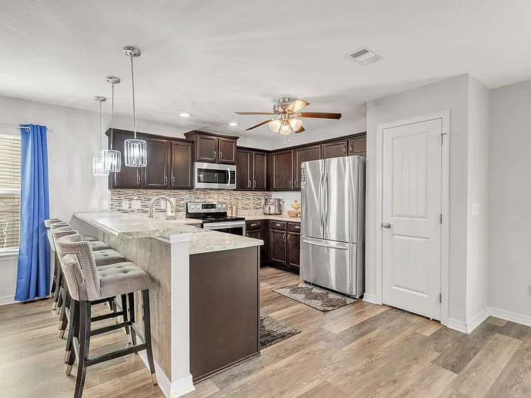 503 Eisenhower Dr — Photo 9