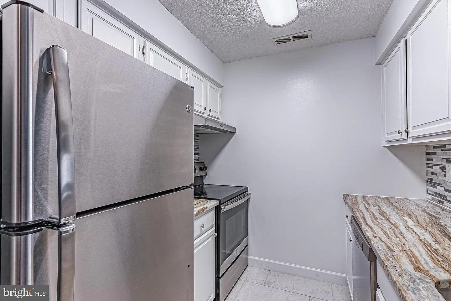 1 bed, 1.0 bath, 775 sqft, $1,900 — Photo 2