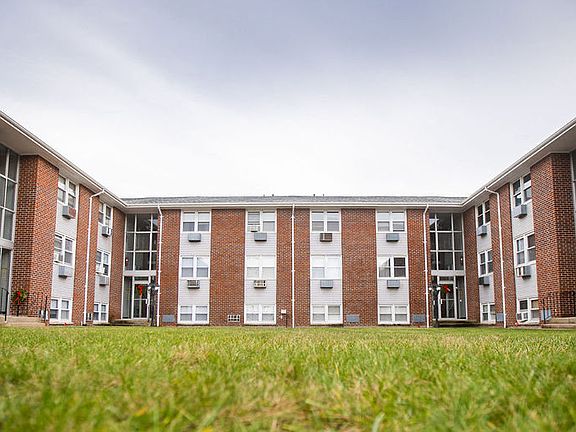 3rd image of 250 Smithfield Rd APT F5
