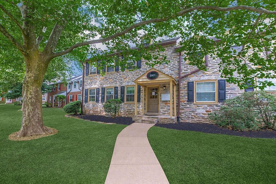 1st image of 2821 W Queen Ln #B