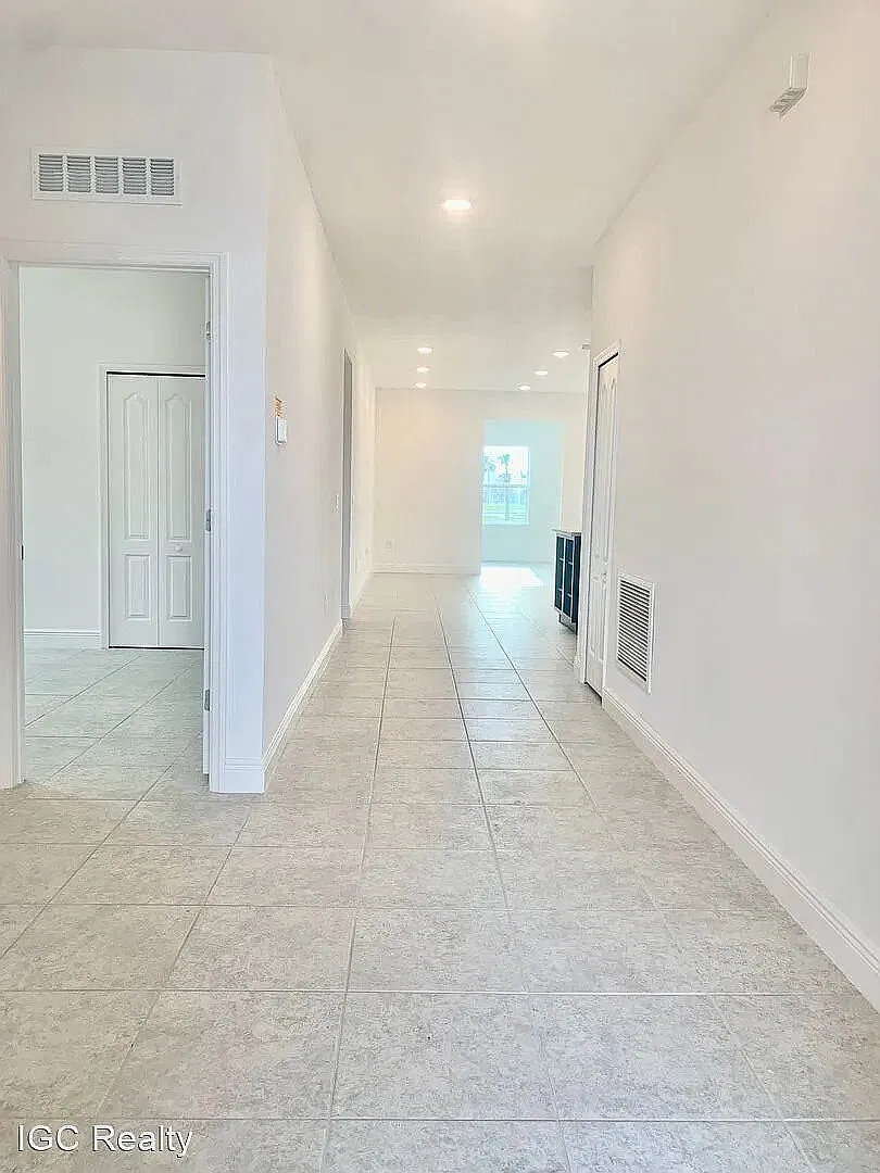 3 bed, 2.0 bath, 1978 sqft, $2,000 — Photo 2