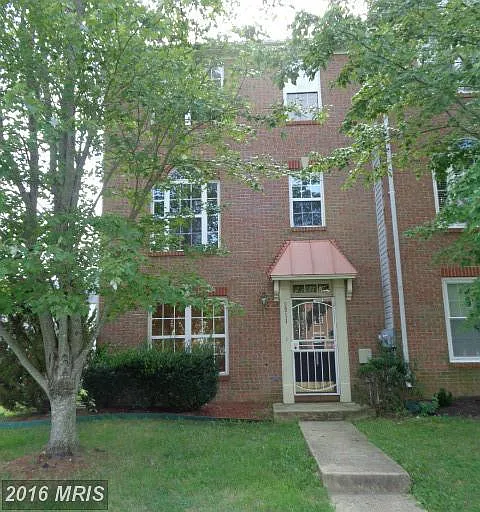 9811 Larson Pl photo 1