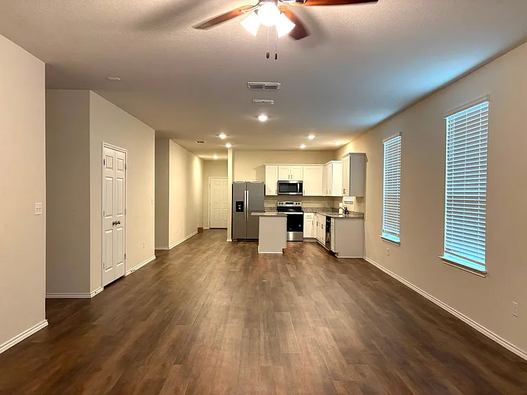 10223 Crossbuck — Photo 4