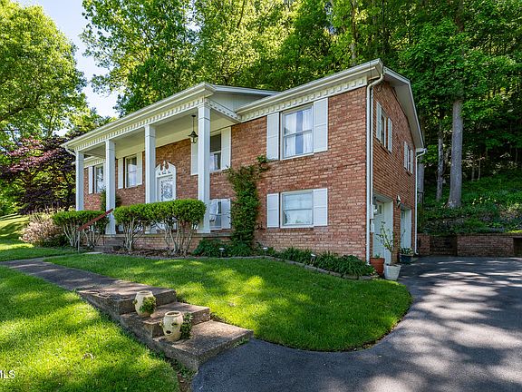 4th image of 1025 Eastbrook Dr