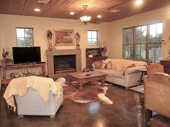 3rd image of 103 Vic Ln