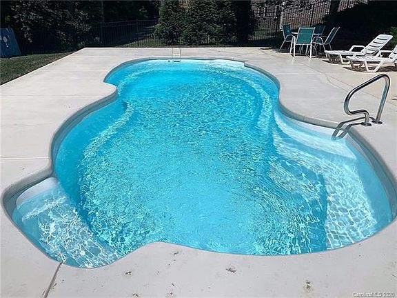 4th image of 275 Squirrel Ln