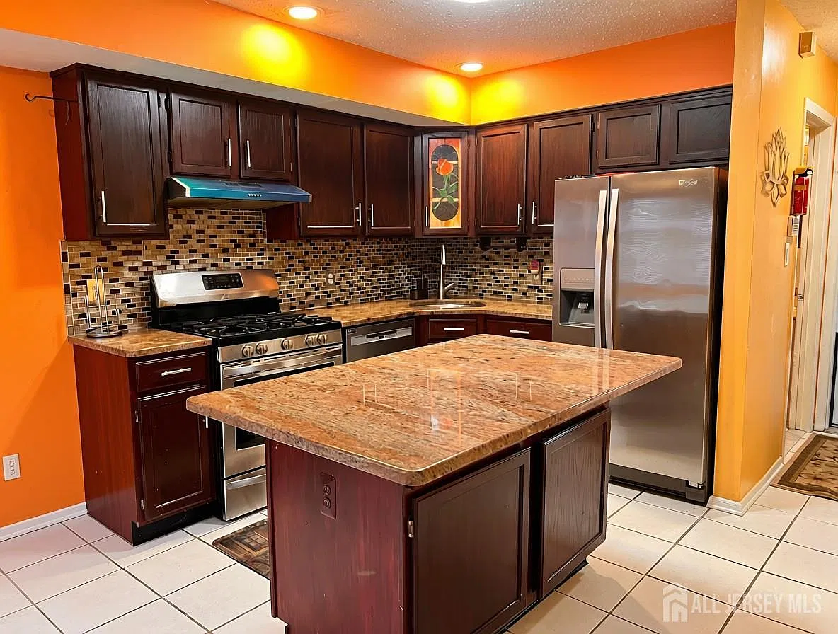 3 bed, 3.5 bath, 2012 sqft, $3,800 — Photo 3