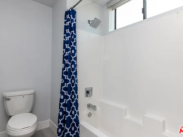 14612 Calvert St #404 — Photo 18